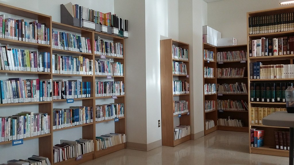 20 бесплатных уроков по LLM, агентам и MLOps: как выбрать трек, а не утонуть в вебинарах
